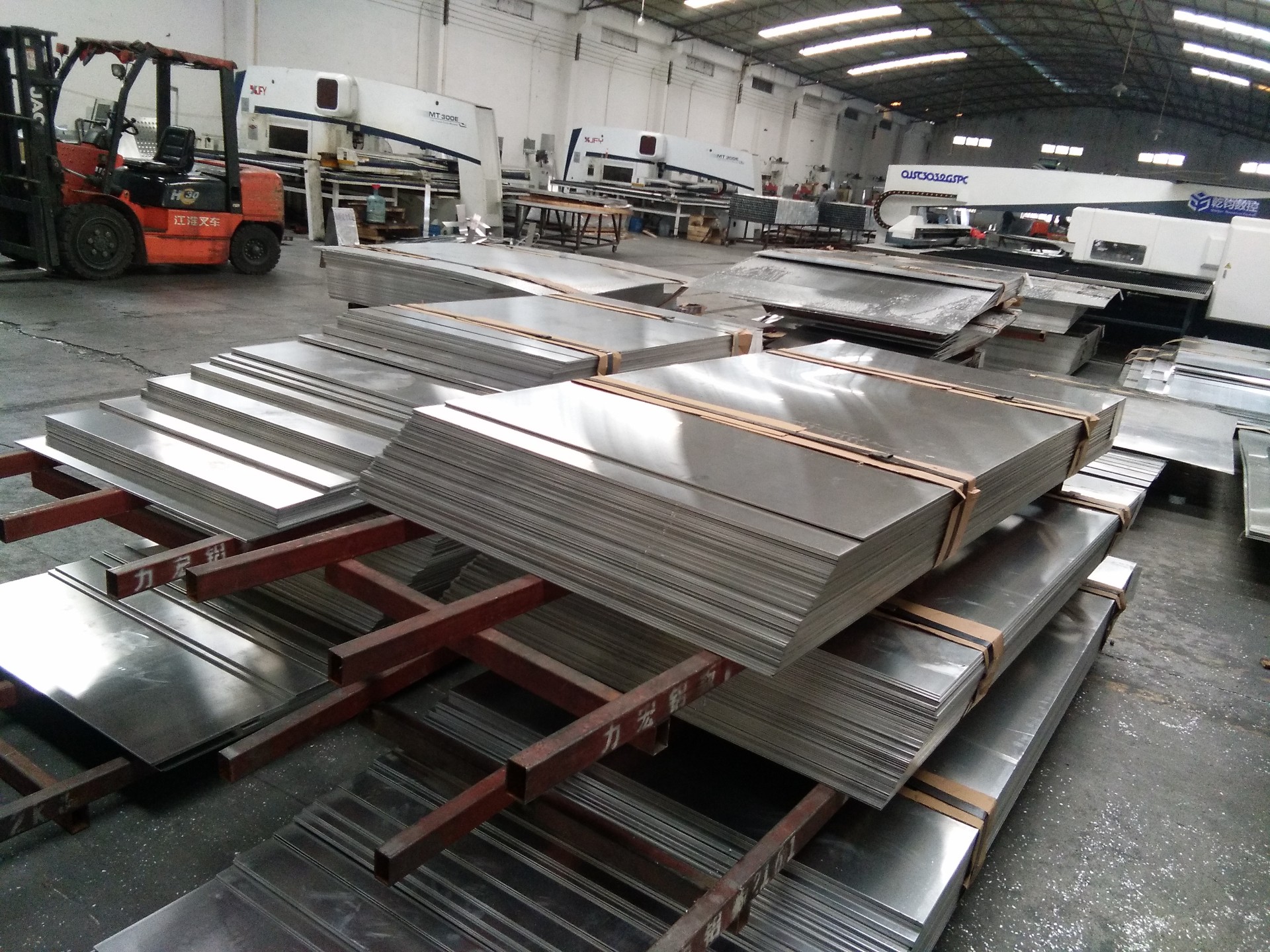 公司数控车间一角